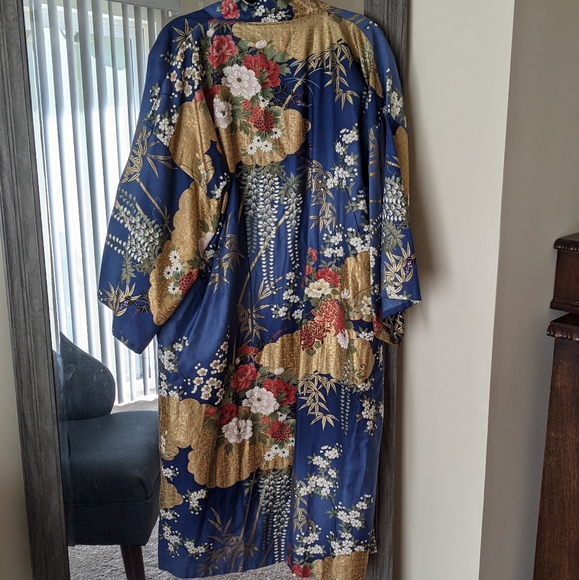 Japanese kimono robe - Picture 2 of 3